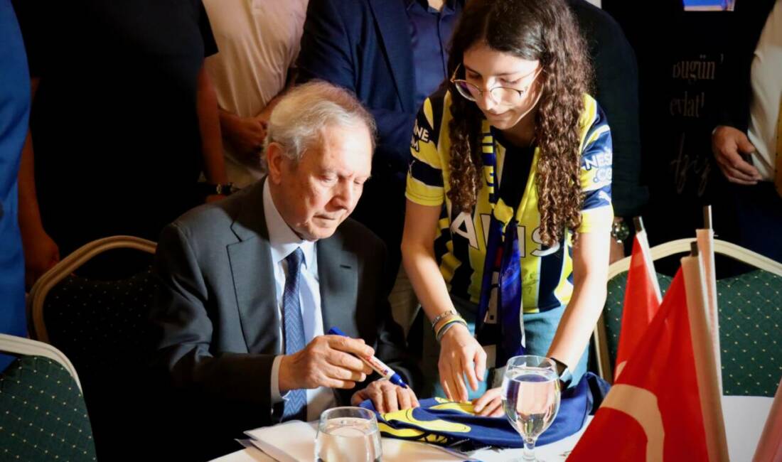 Aziz Yıldırım Bursa’da açıkladı; ‘Önceliğimiz iki santrafor’ Fenerbahçe Kulübü Başkan Adayı Aziz Yıldırım, Bursa Fenerbahçeliler Derneği tarafından