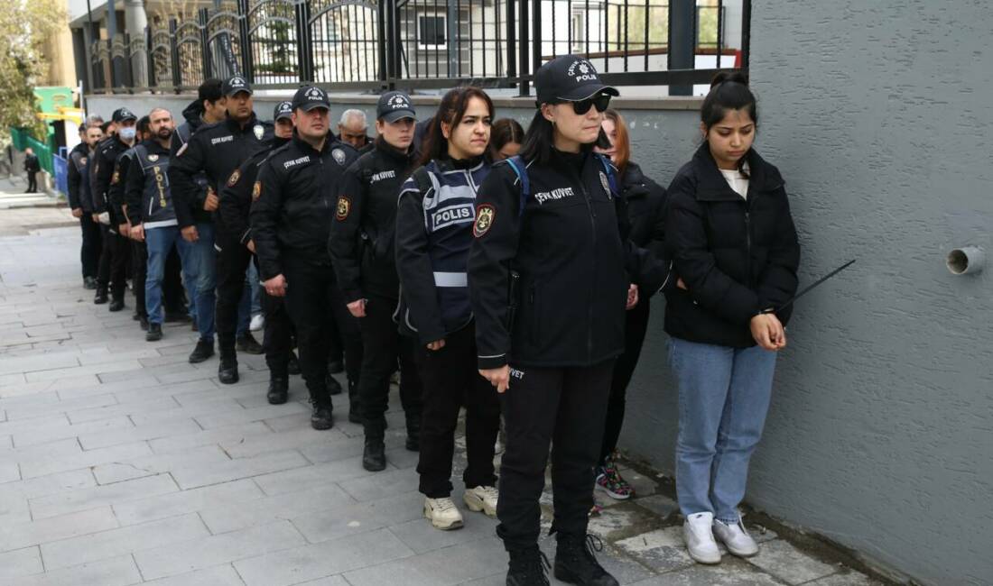 Bursa dahil 13 ilde şafak operasyonu Erzurum merkezli Bursa dahil 13 ilde dolandırıcılık yapan suç örgütüne