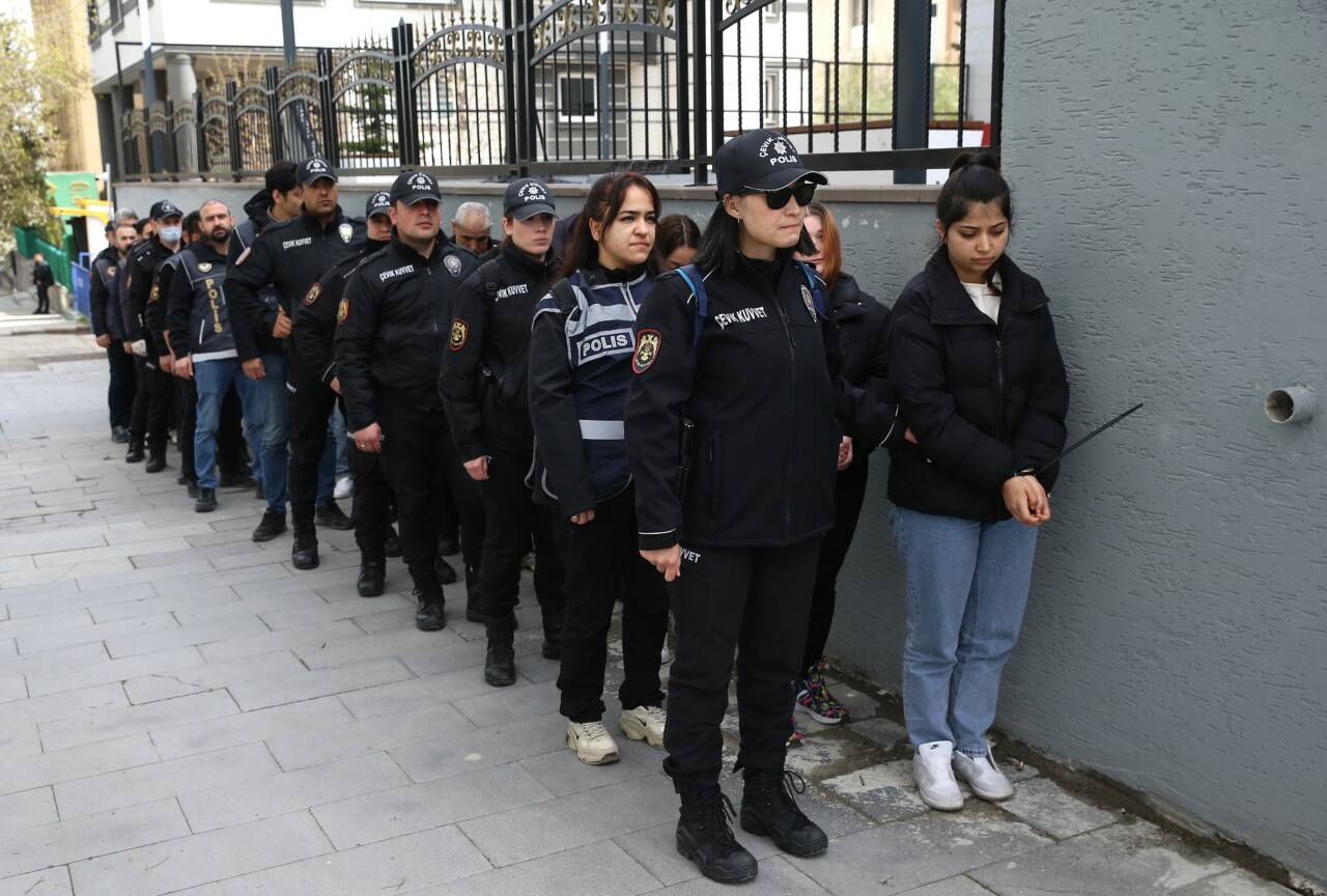Bursa dahil 13 ilde şafak operasyonu 3 aa 20260521 41450092 41450081 erzurummerkezlisucorgutuoperasyonunda23supheliyakalandi