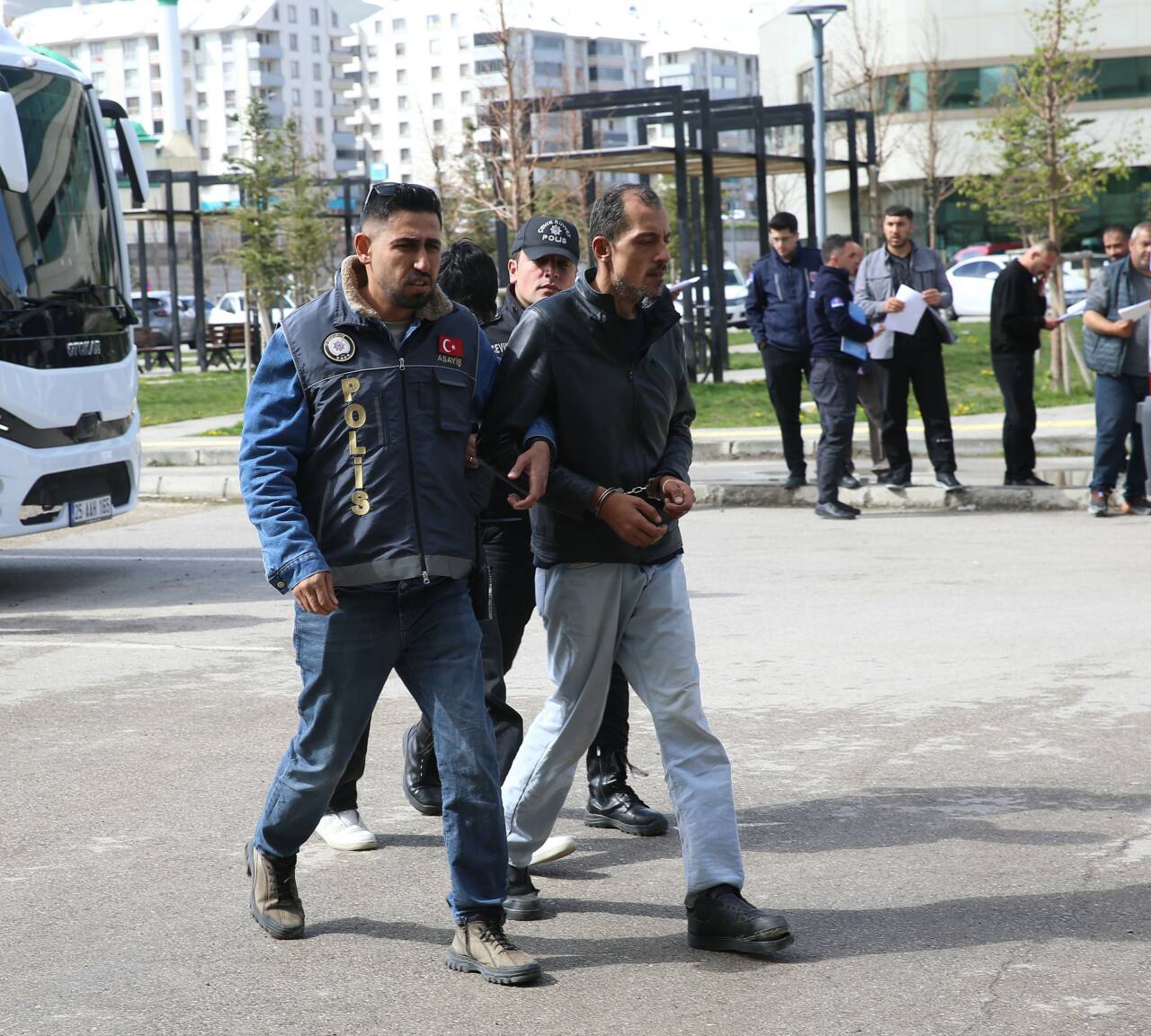 Bursa dahil 13 ilde şafak operasyonu 1 aa 20260521 41450092 41450084 erzurummerkezlisucorgutuoperasyonunda23supheliyakalandi