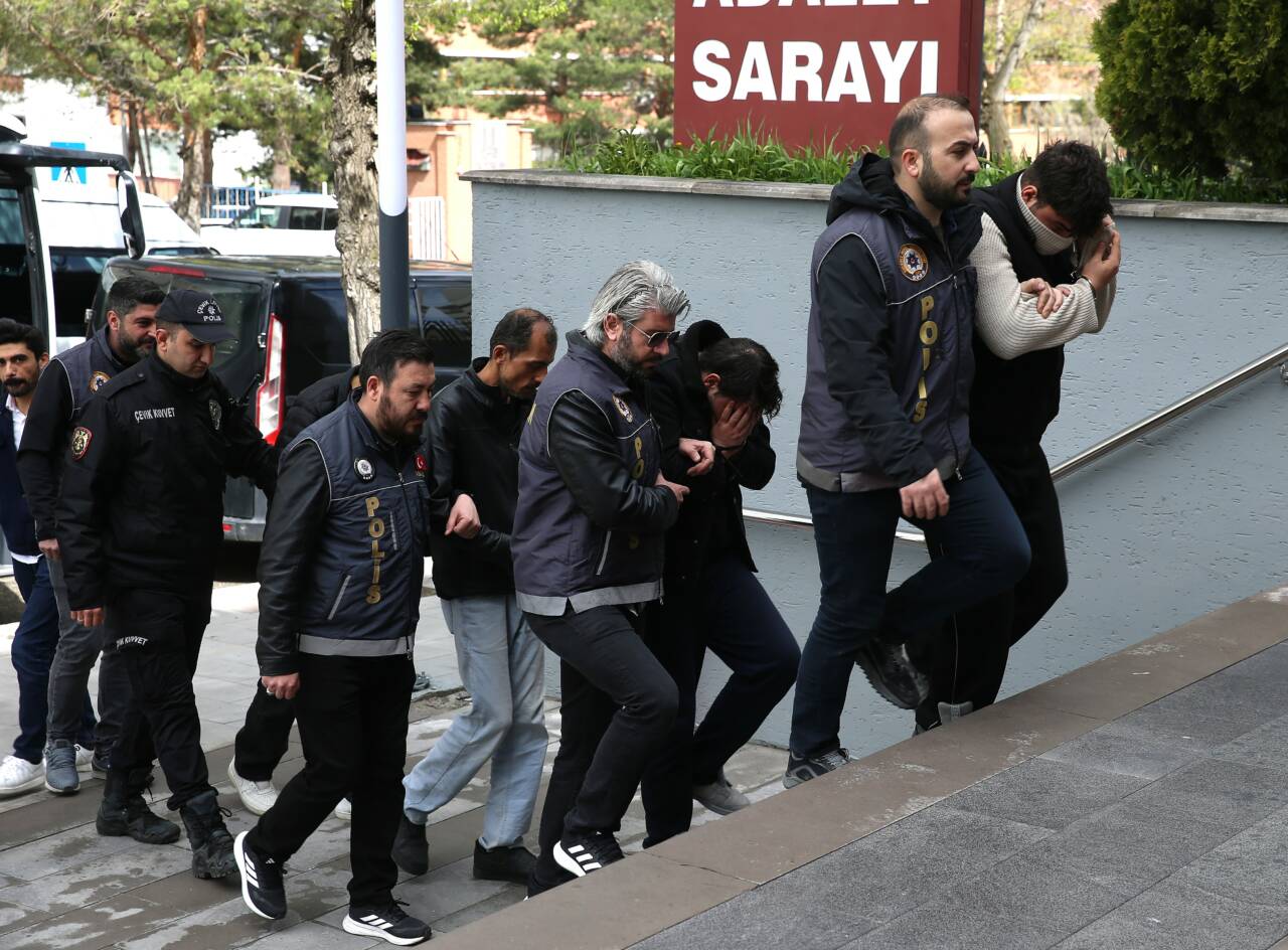 Bursa dahil 13 ilde şafak operasyonu 2 aa 20260521 41450092 41450090 erzurummerkezlisucorgutuoperasyonunda23supheliyakalandi