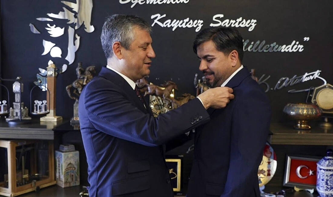 CHP, üyelik rozeti Genel Başkan Özgür Özel tarafından takılan Arif