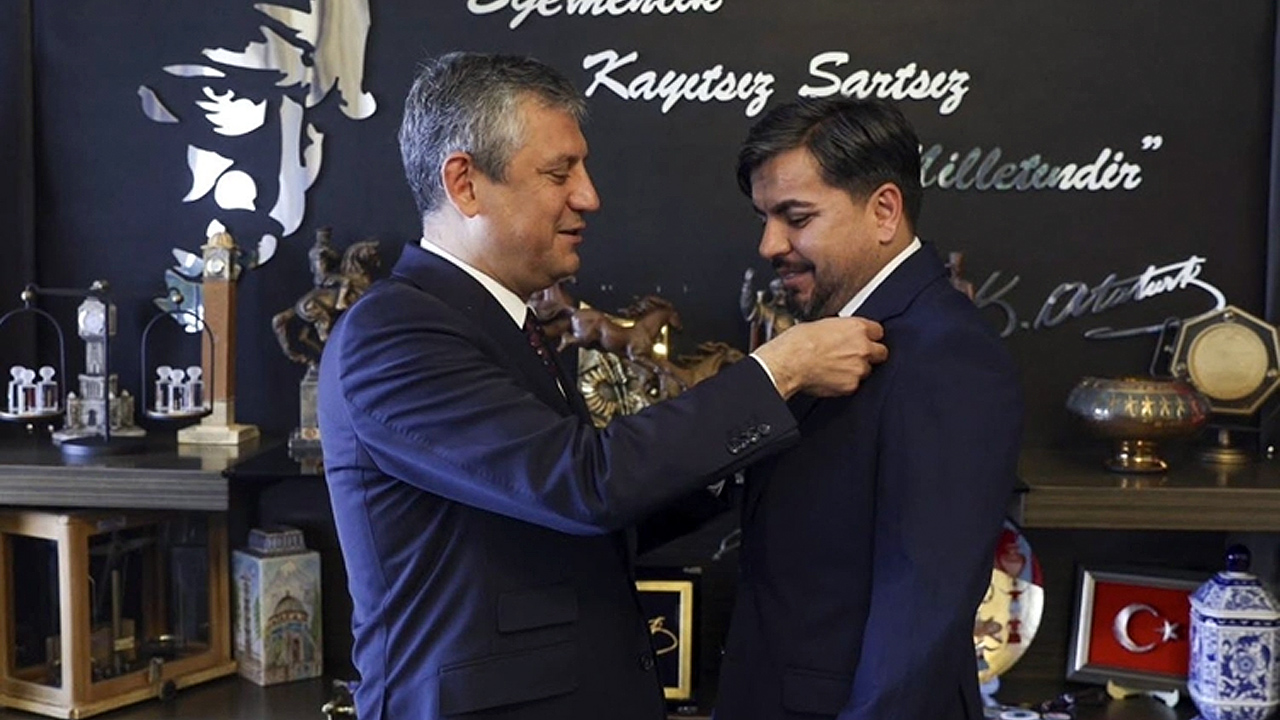 CHP, üyelik rozeti Genel Başkan Özgür Özel tarafından takılan Arif