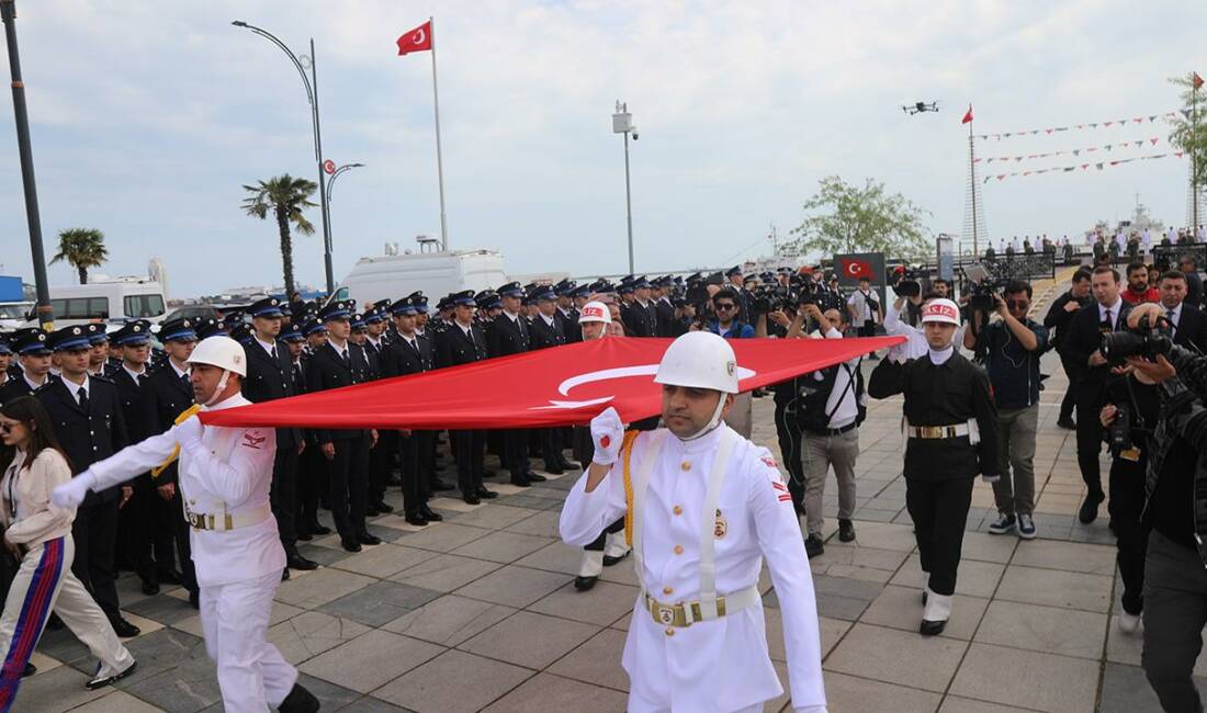 Atatürk’ü temsil eden bayrak Samsun’da karaya çıkarıldı Samsun’da 19 Mayıs Atatürk’ü Anma, Gençlik ve Spor Bayramı kapsamında