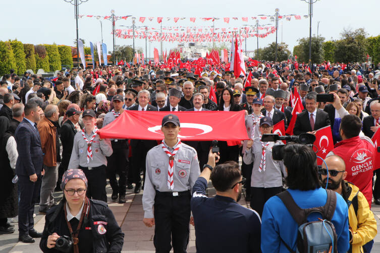 Atatürk'ü temsil eden bayrak Samsun'da karaya çıkarıldı 2 ataturku temsil eden bayrak samsunda karaya cikarildi 49709721eefc