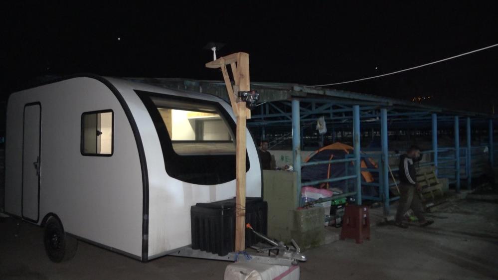 Bursa kurban pazarında karavan ve çadır kampı! Kurban Bayramı öncesi Bursa'daki hayvan pazarında gece gündüz mesai yapan