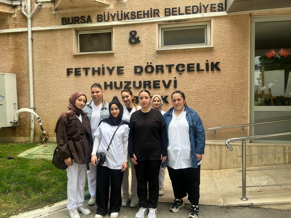 Bursa'da öğrencilerden huzurevinde anlamlı etkinlik 1 aw71147703