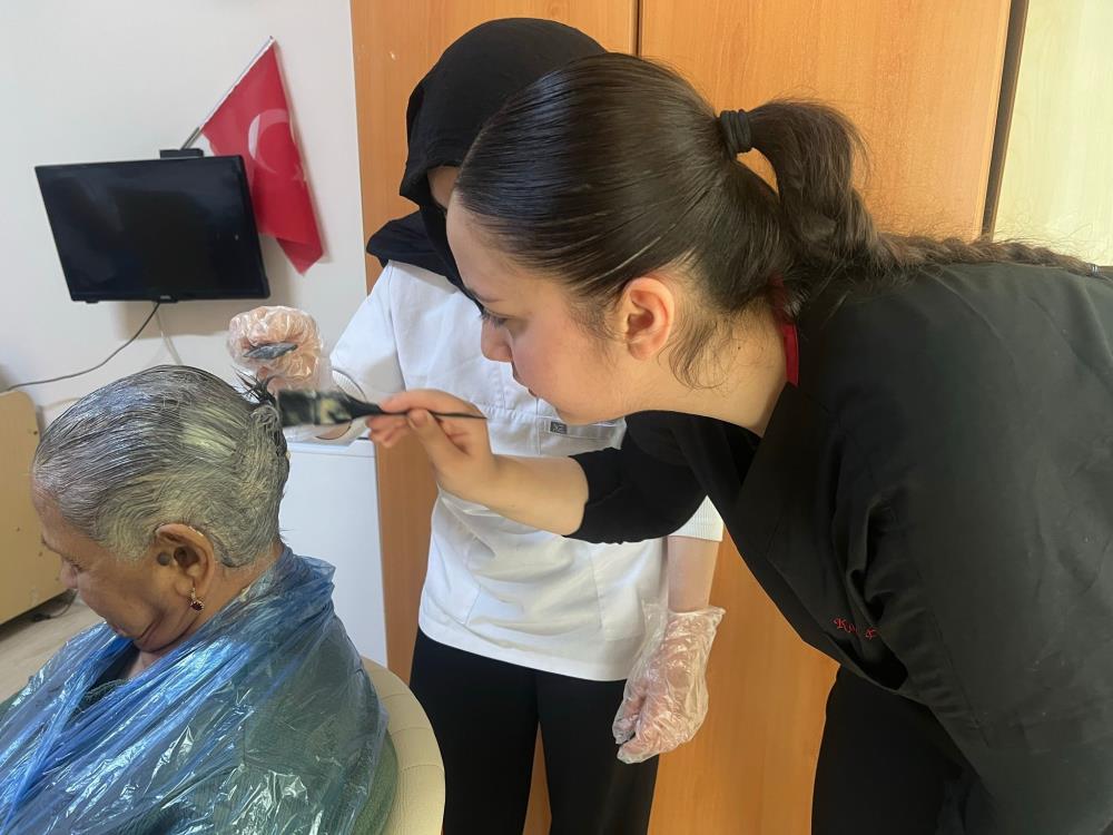 Bursa'da öğrencilerden huzurevinde anlamlı etkinlik 2 aw71147705