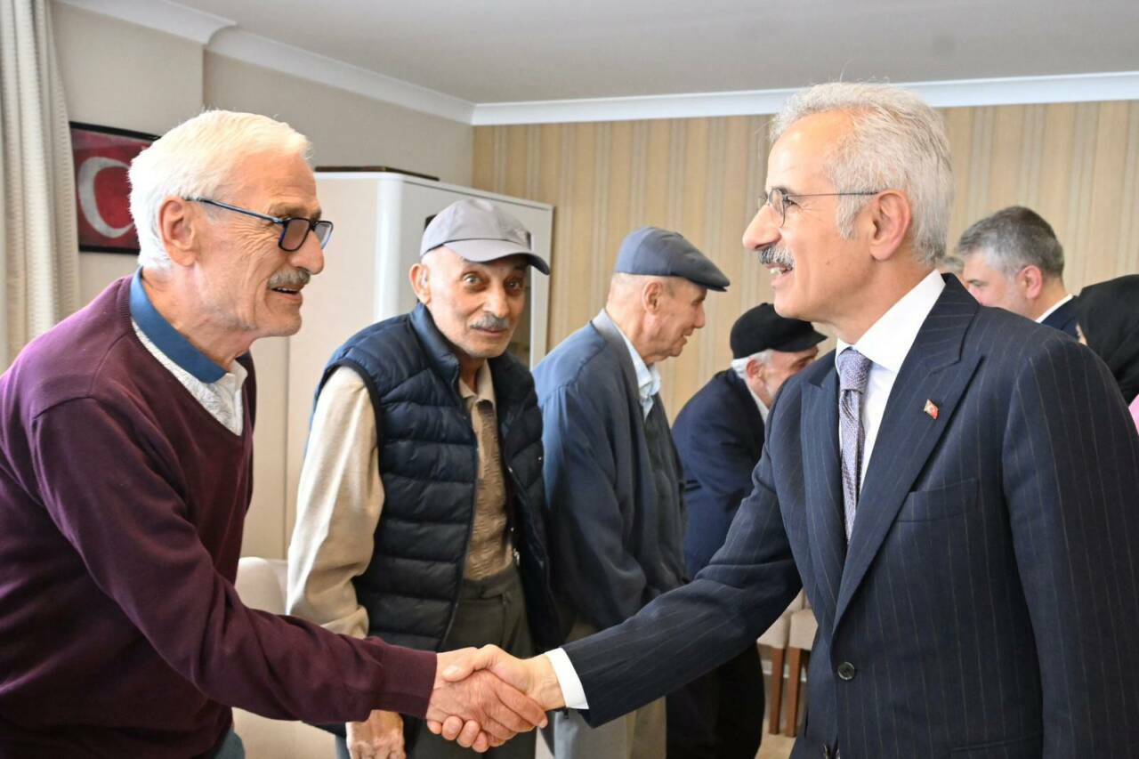 Bakan Uraloğlu'ndan huzurevi sakinlerini ziyaret 3 bakan uraloglundan huzurevi sakinlerini ziyaret 90a8fded3189