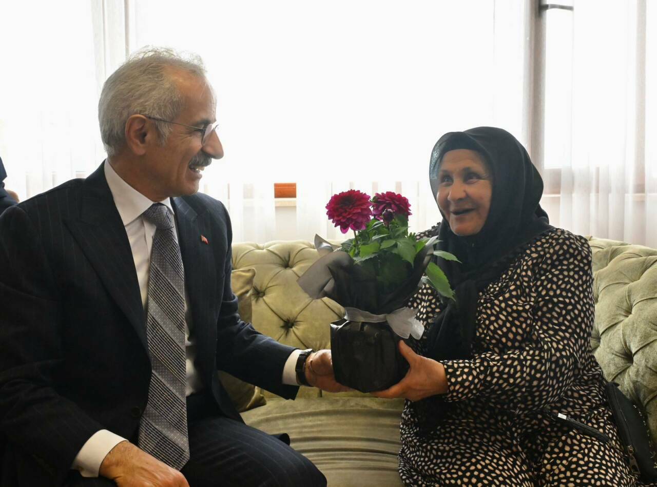 Bakan Uraloğlu'ndan huzurevi sakinlerini ziyaret 1 bakan uraloglundan huzurevi sakinlerini ziyaret a295a84ed3f5