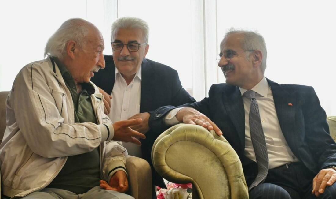 Bakan Uraloğlu’ndan huzurevi sakinlerini ziyaret Ulaştırma ve Altyapı Bakanı Abdulkadir Uraloğlu, Kurban Bayramı dolayısıyla Trabzon'da