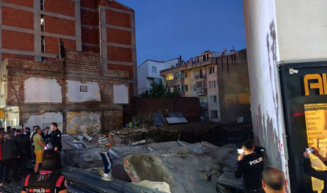 Balıkesir’de bina yıkıldı! Balıkesir'in Erdek ilçesinde bitişiğinde temel kazısı yapılan 3 katlı bina