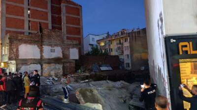 Balıkesir'in Erdek ilçesinde bitişiğinde temel kazısı yapılan 3 katlı bina