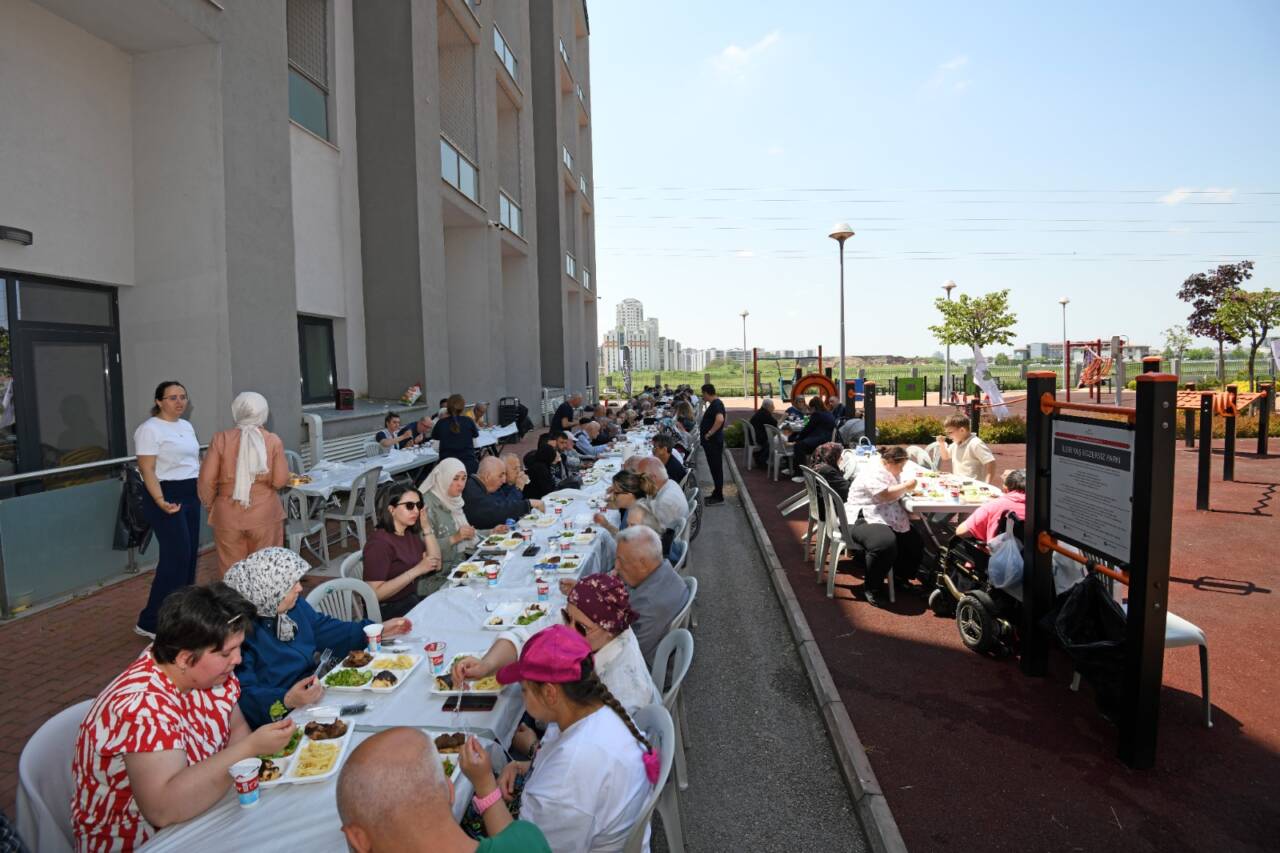Bursa Osmangazi’de sevgi ve dayanışma dolu etkinlik 11 Osmangazi’de Sevgi ve Dayanışma Dolu Etkinlik