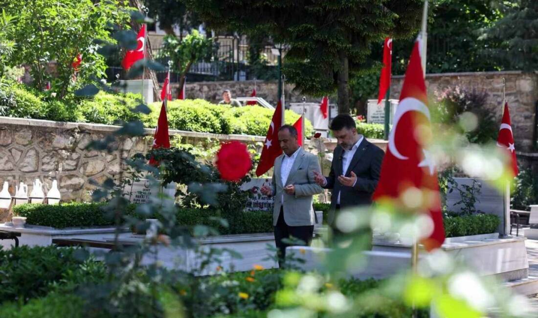 Başkan Vekili Şahin Biba’dan şehitlik, esnaf ve itfaiye ziyareti Bursa Büyükşehir Belediyesi Başkan Vekili Şahin Biba, Kurban Bayramı arefesinde