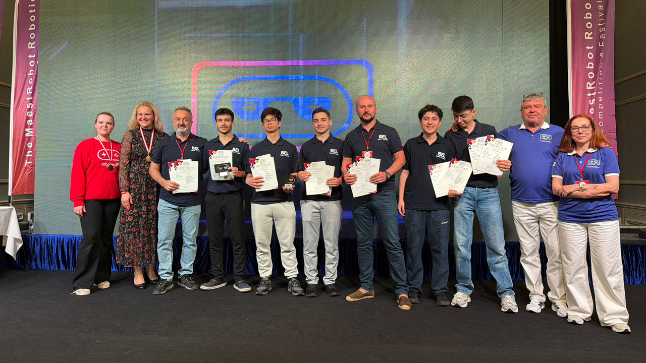 Bursa Erkek Lisesi öğrencileri Güney Kore yolcusu 3 bel robot takimi
