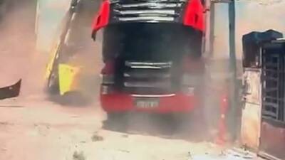 İstanbul Beylikdüzü'nde freni arızalanan İETT otobüsünün park halindeki tıra çarpması