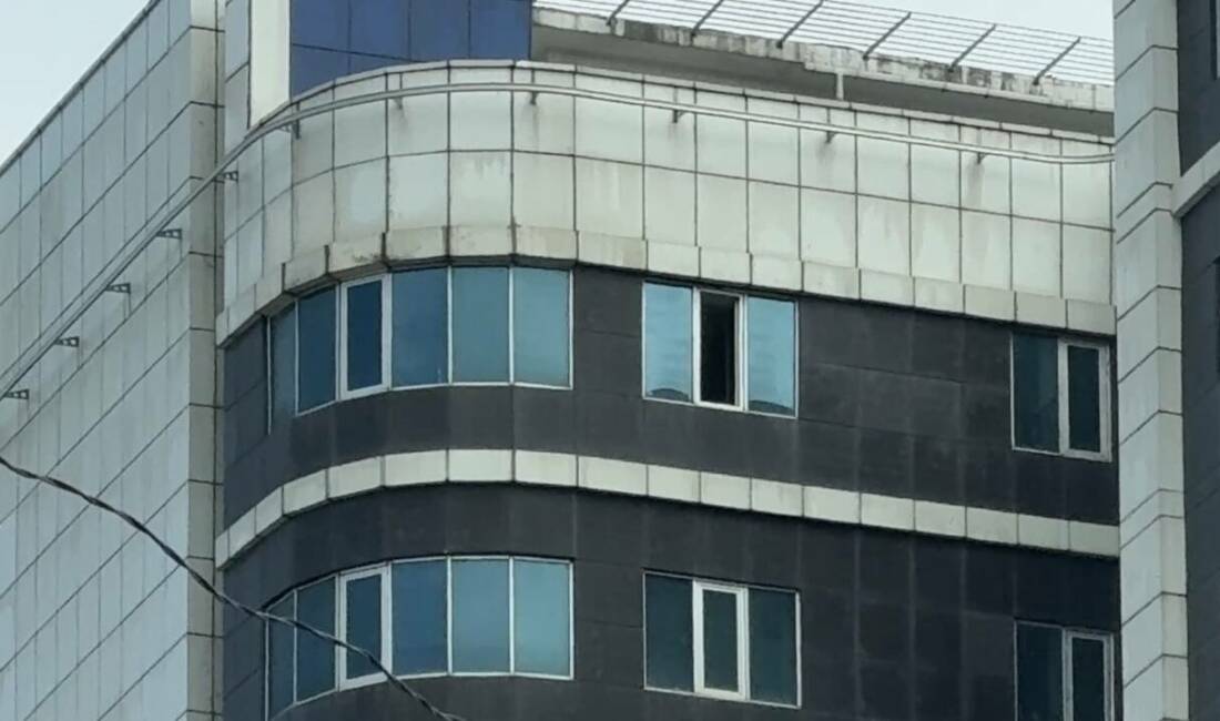 Bıçaklanıp hastaneye kaldırıldı! Saatler sonra 10’uncu kattan düşerek öldü Gaziosmanpaşa'da sabah saatlerinde göğsünden bıçaklanan Kudret Özcan (21), ambulansla Seyrantepe'de