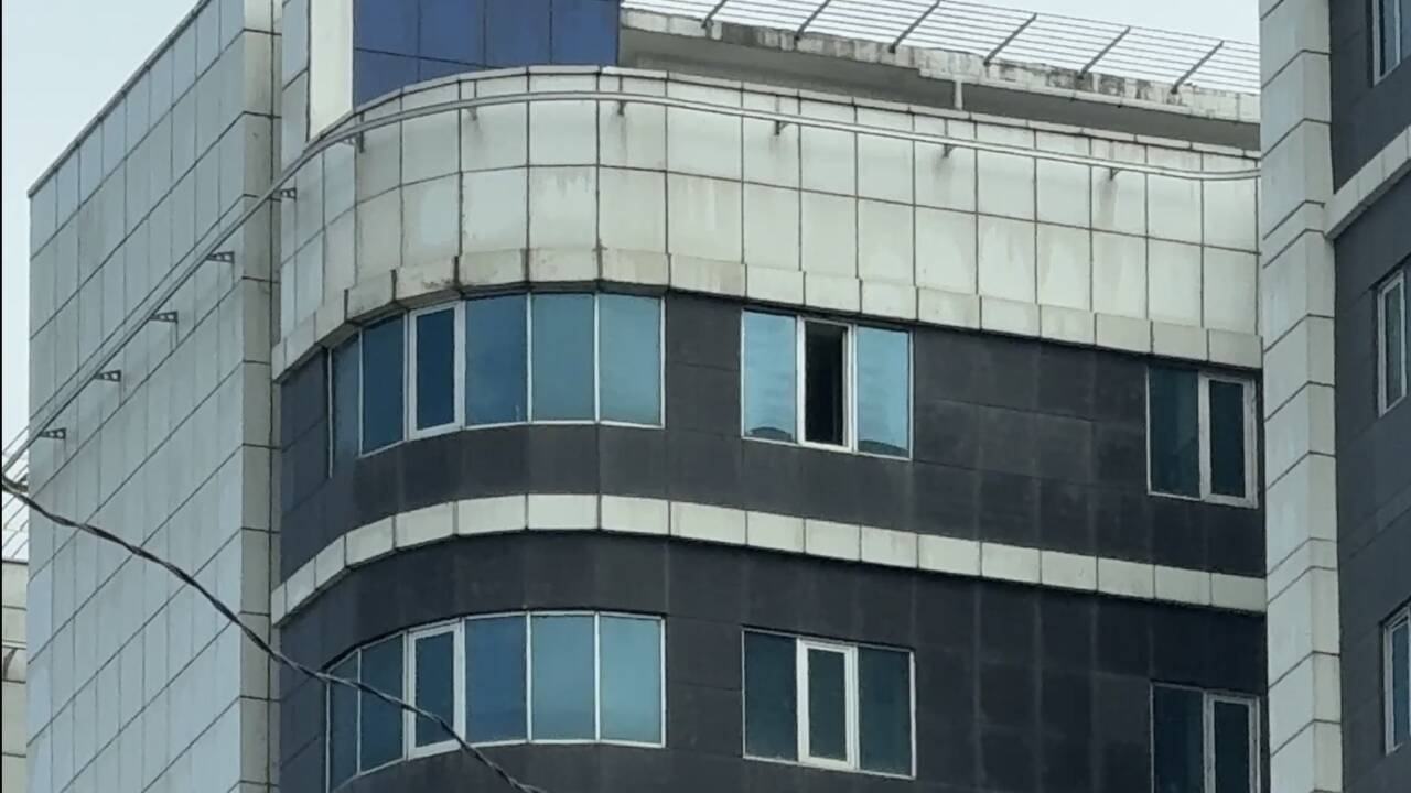 bicaklanip hastaneye kaldirildi saatler sonra 10uncu kattan duserek oldu 17c903efb42a