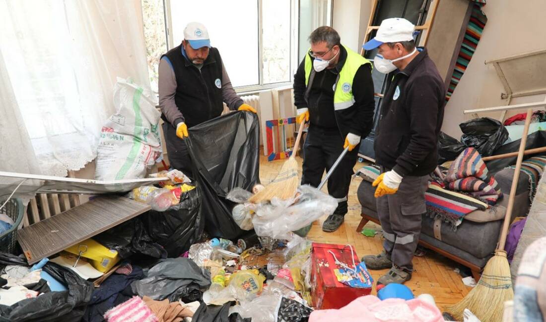 Bir çöp ev vakası daha! Ekipler seferber oldu Eskişehir'in Odunpazarı ilçesinde bulunan bir apartman dairesinden gelen kötü kokular