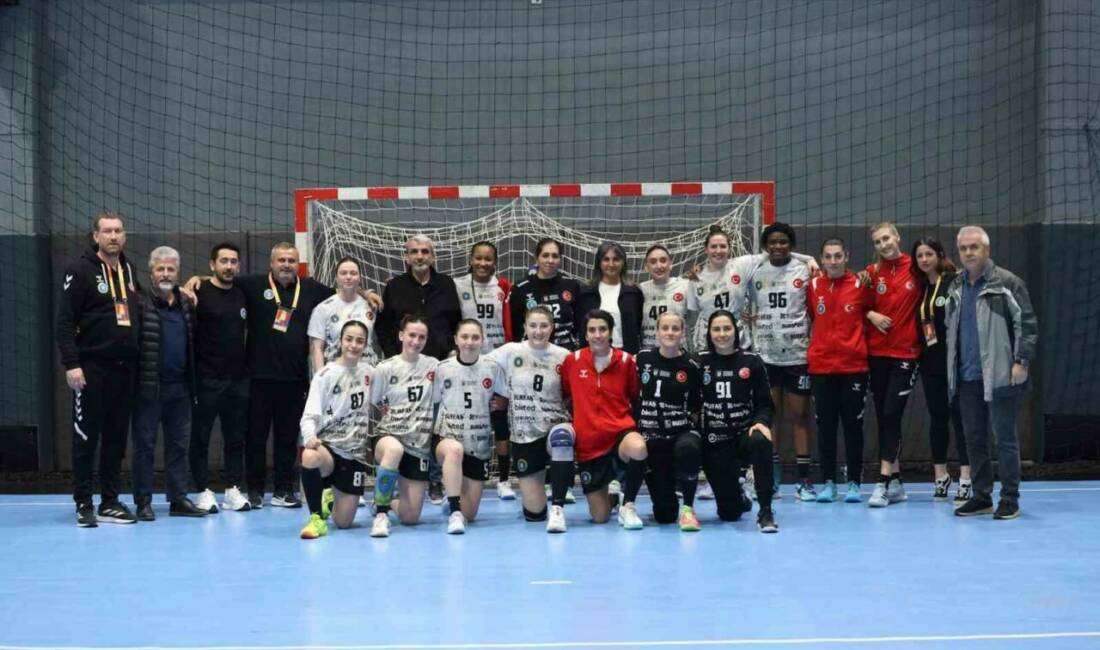 Bursa ekibi şampiyonluğa koşuyor Kadınlar Hentbol Süper Ligi’nde zirvede yer alan Bursa Büyükşehir Belediyespor,