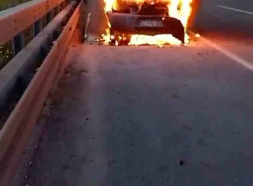 İstanbul Bursa otobanında seyir halindeki cip alev alev yandı. Araç