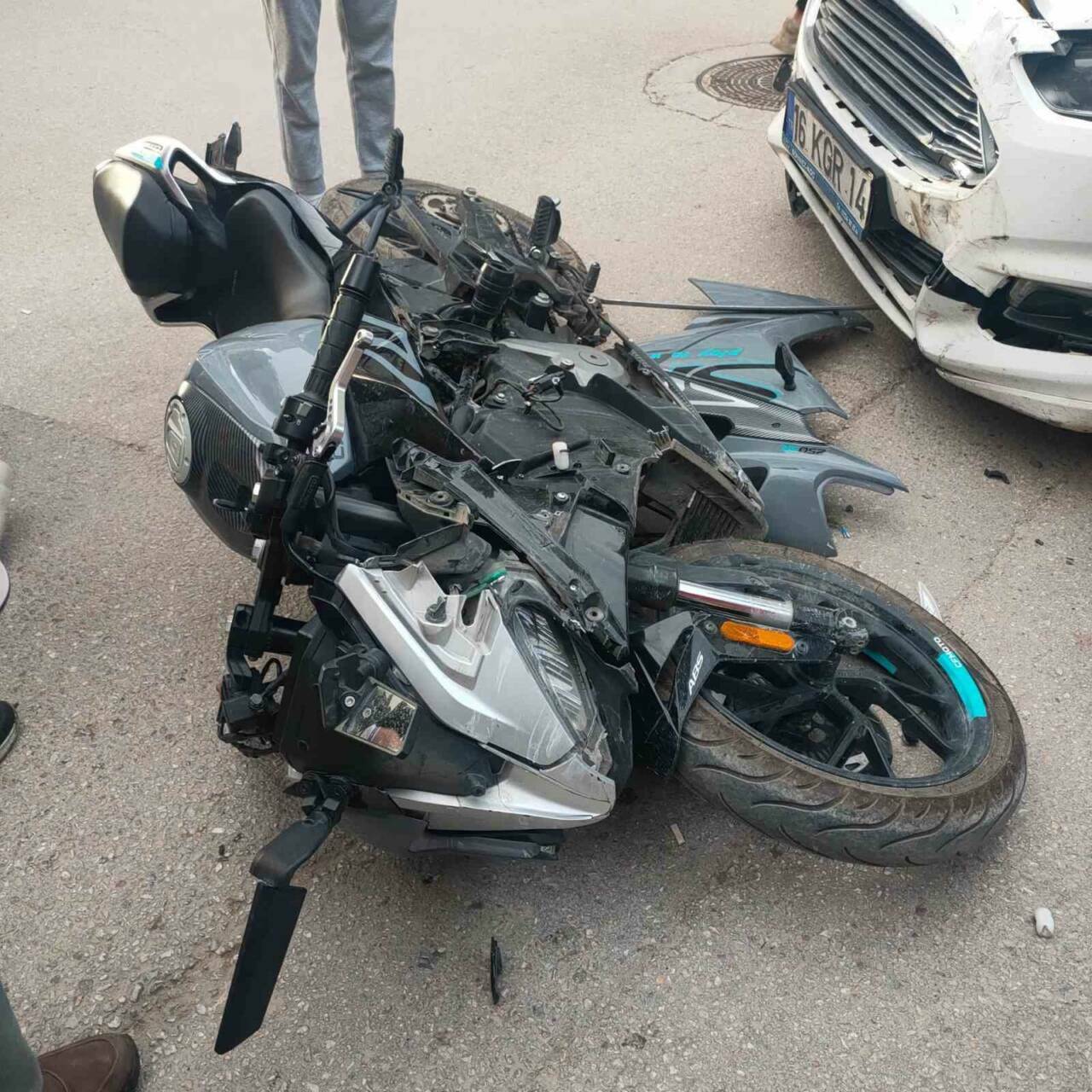 Bursa otomobil ile motosiklet böyle çarpıştı 2 bursa otomobil ile motosiklet kafa kafaya boyle carpisti 6b32e65993e1
