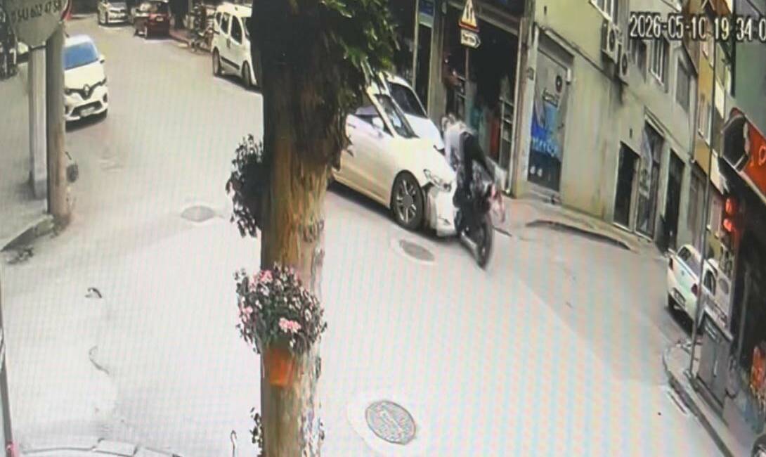 Bursa otomobil ile motosiklet böyle çarpıştı Bursa’nın İnegöl ilçesinde meydana gelen kazada otomobil ile çarpışan motosikletin