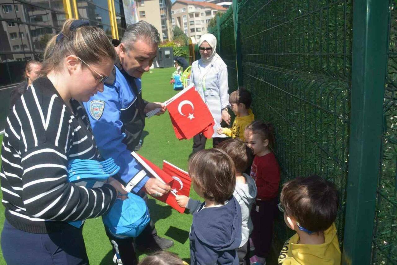 Bursa polisinden miniklere anlamlı ziyaret 1 bursa polisinden miniklere anlamli ziyaret cf840bd7e6cf