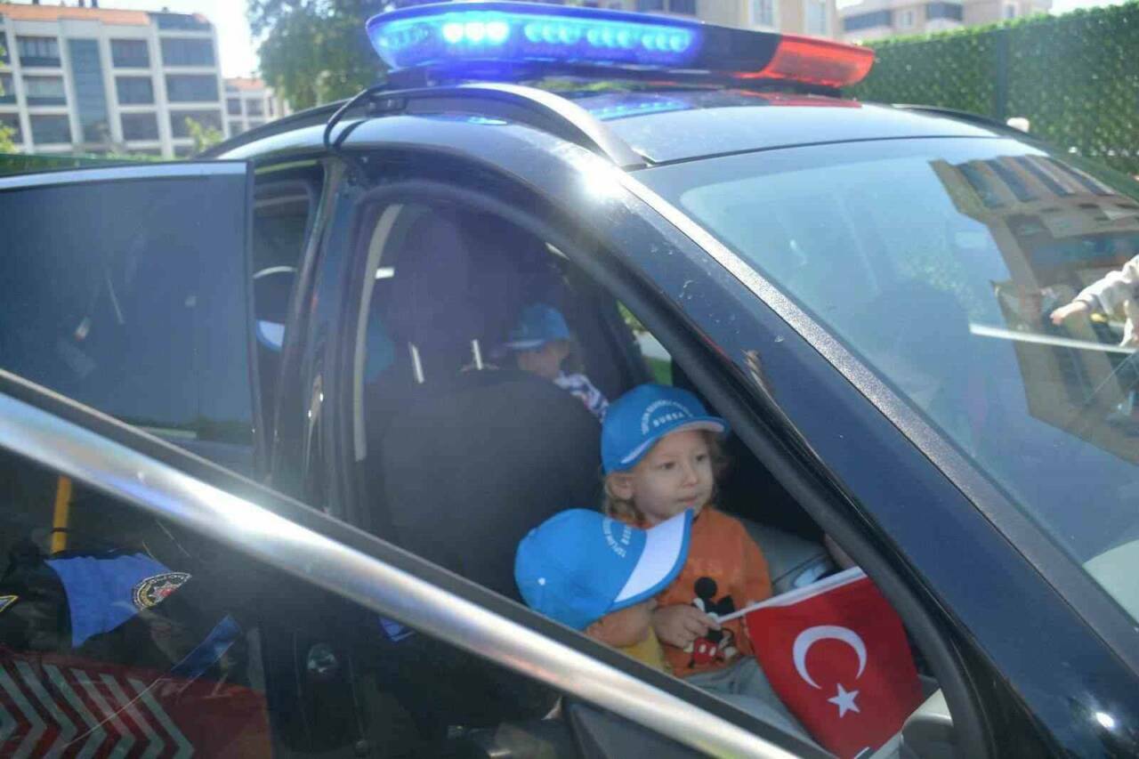 Bursa polisinden miniklere anlamlı ziyaret 2 bursa polisinden miniklere anlamli ziyaret d3731720c8e8