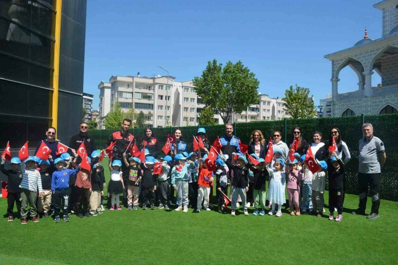 Bursa polisinden miniklere anlamlı ziyaret 3 bursa polisinden miniklere anlamli ziyaret ebfc36d27678