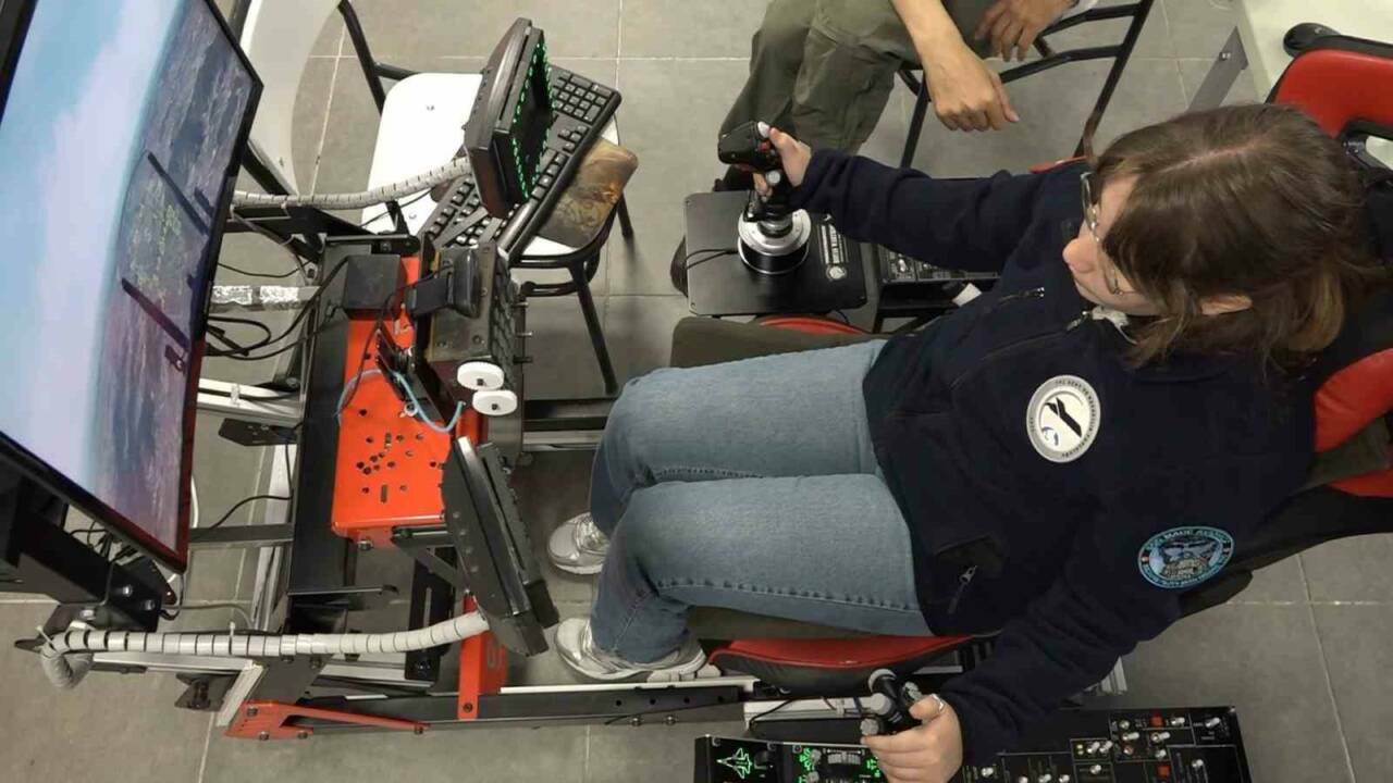 Bursa Teknik Üniversitesi'nde F16 heyecanı: Gençler kokpite geçti 3 bursa teknik universitesinde f16 heyecani gencler kokpite gecti 6a090439412b