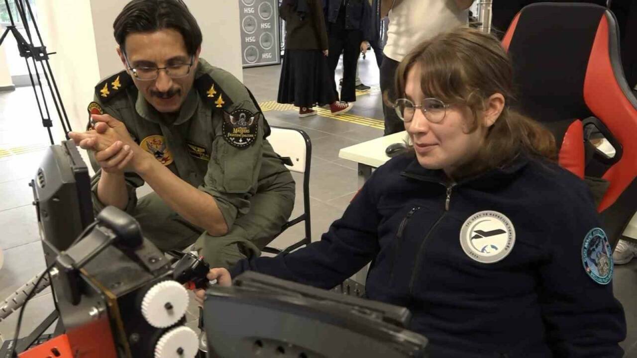 Bursa Teknik Üniversitesi'nde F16 heyecanı: Gençler kokpite geçti 4 bursa teknik universitesinde f16 heyecani gencler kokpite gecti fb23766f51bd
