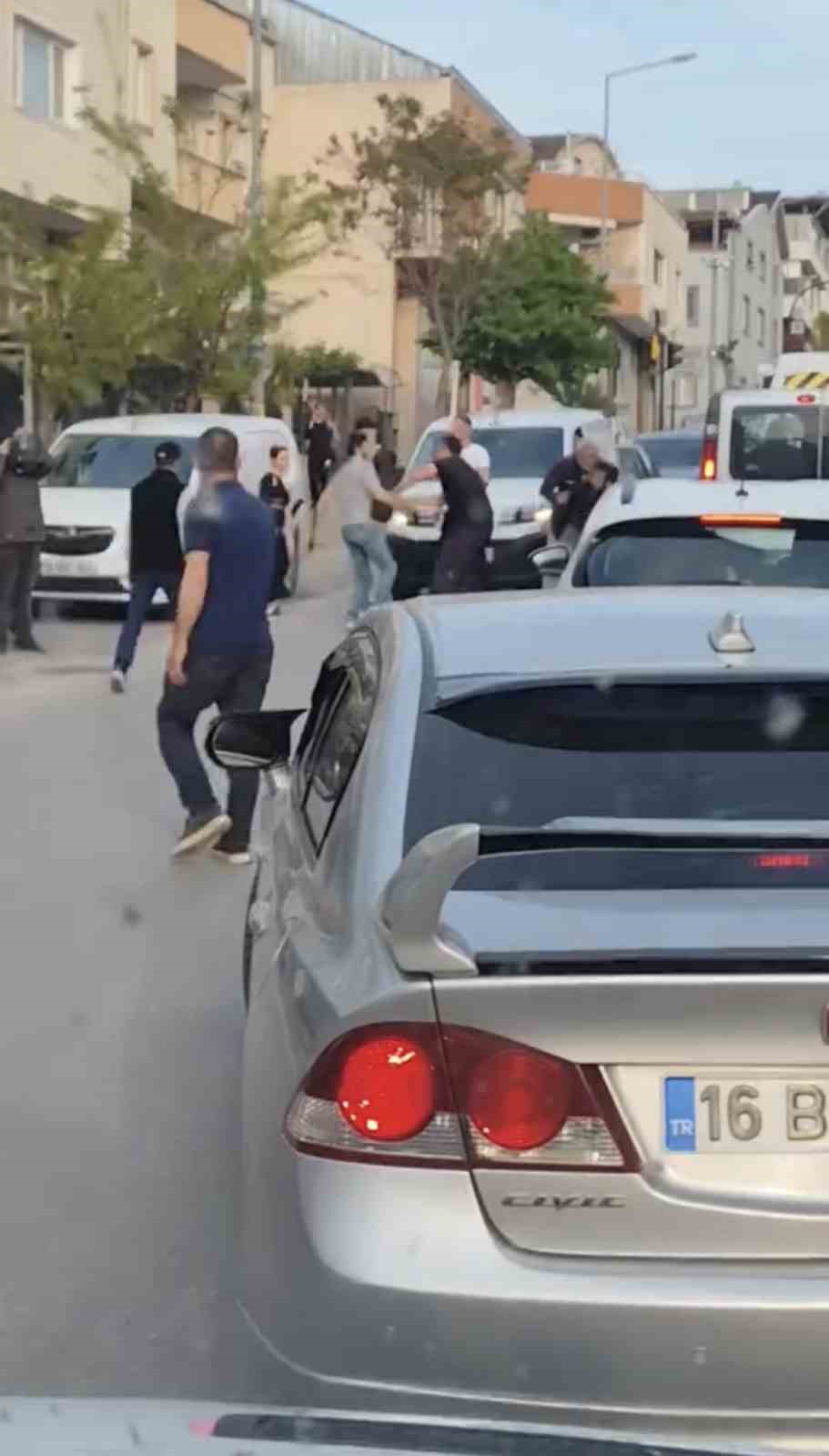 Bursa trafiğinde döner bıçaklı kavga! Dehşet anları kamerada 2 bursa trafiginde doner bicakli kavga dehset anlari kamerada e53df1313829