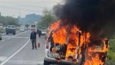 Bursa'nın İnegöl ilçesinde seyir halindeki hafif ticari araç, alev alev