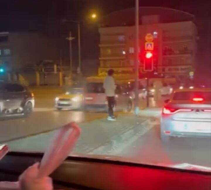 Bursa trafiğinde panik anları! Bakın ne yaptı… Bursa’nın Yıldırım ilçesinde ters şeride giren hafif ticari araç sürücüsü
