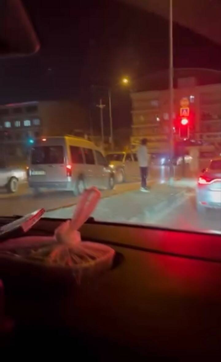 Bursa trafiğinde panik anları! Bakın ne yaptı... 3 bursa trafiginde panik anlari bakin ne yapti 973a7bc2a756