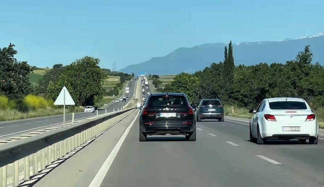 Bursa yolunda uzun kuyruklar! Dönüş yoğunluğu başladı Bursa’da bayram dönüşü trafiği etkisini göstermeye başladı. Karacabey Bursa yönü,