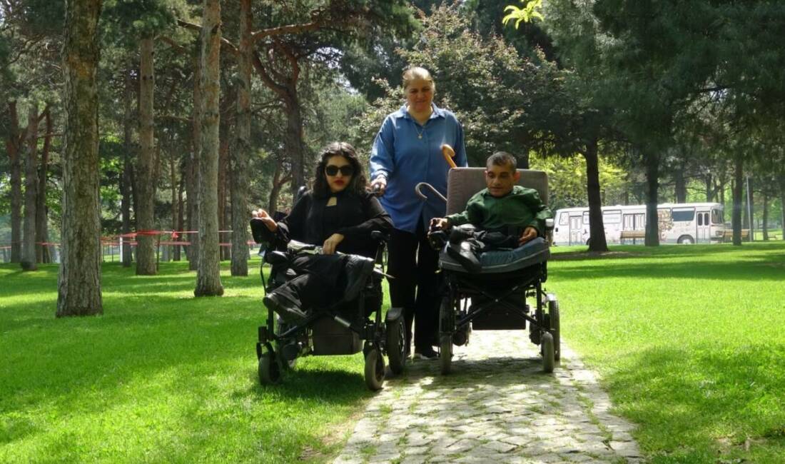 Bursa’da 35 yıldır süren anne mücadelesi! Hayatını ‘cam’ çocuklarına adadı Bursa’da yaşayan Minire Alkan’ın (55), genetik bir bağ dokusu hastalığı