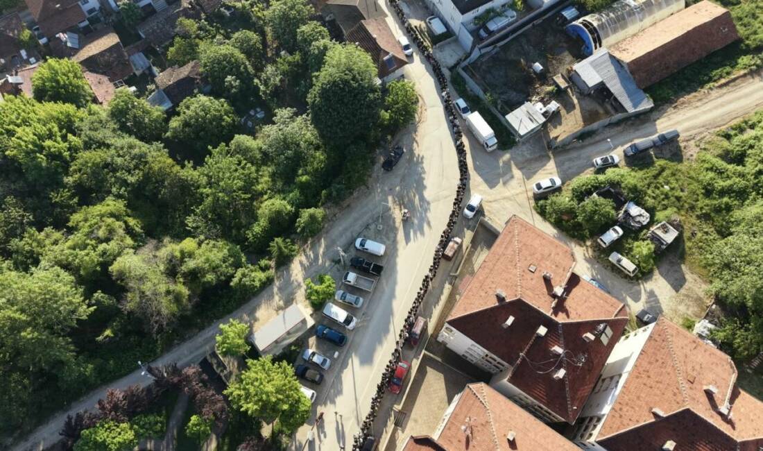 Bursa’da 60 yıllık gelenek! Kuyruk 1 kilometreyi geçti Bursa'nın İnegöl ilçesine bağlı kırsal Cerrah Mahallesi'nde 60 yıldır süren