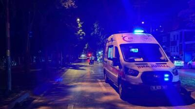 Bursa’nın Osmangazi ilçesinde kontrolden çıktıktan sonra refüje çarpıp devrilen motosikletin