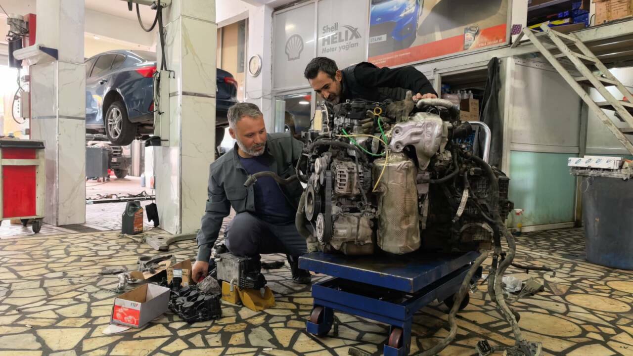 Bursa'da canını hiçe saydı! Arızayı tespit etmek için... 3 bursada akil almaz goruntuler arizayi tespit etmek icin a1c5ac756009