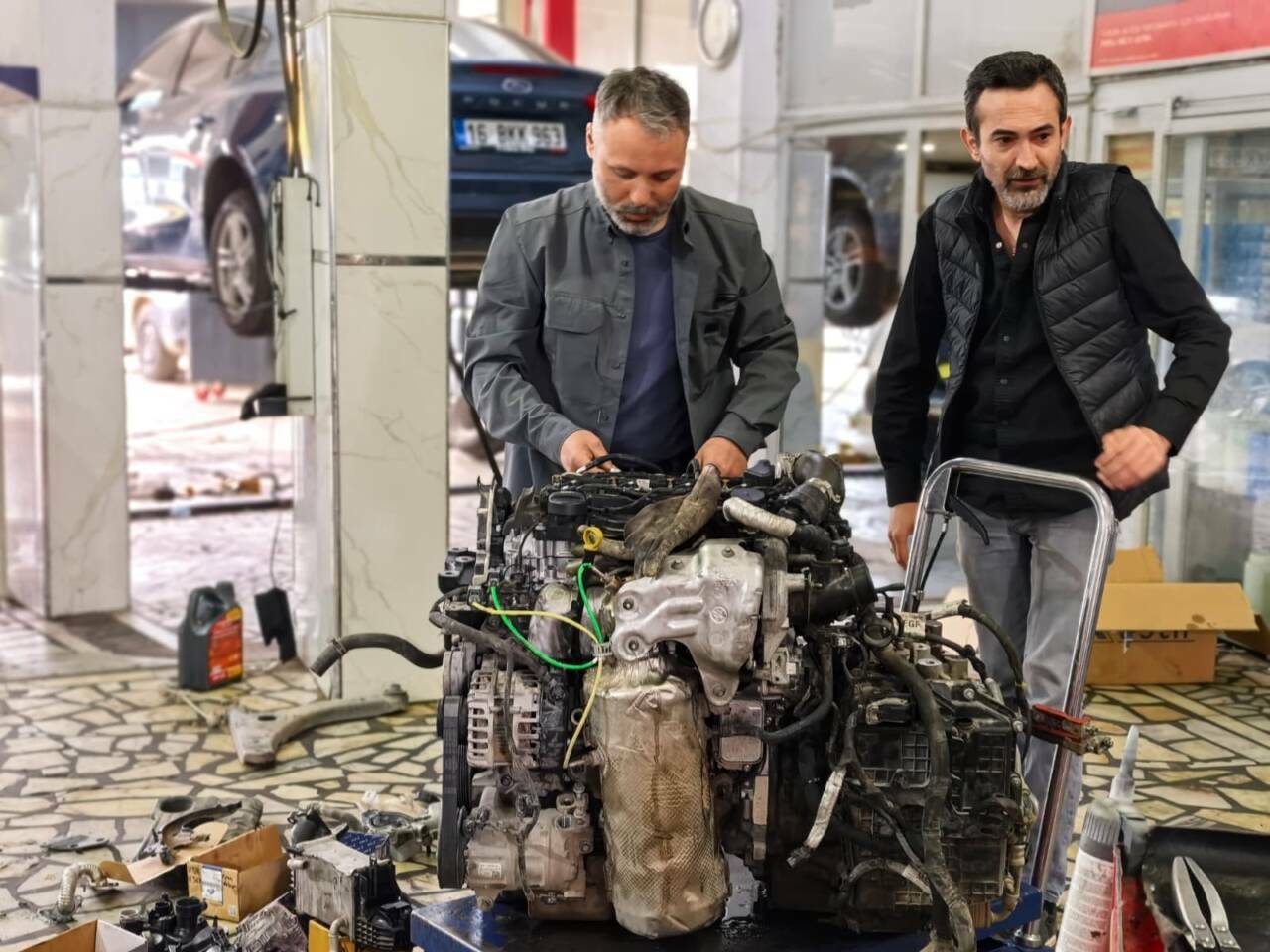 Bursa'da canını hiçe saydı! Arızayı tespit etmek için... 5 bursada akil almaz goruntuler arizayi tespit etmek icin b479707efbcf