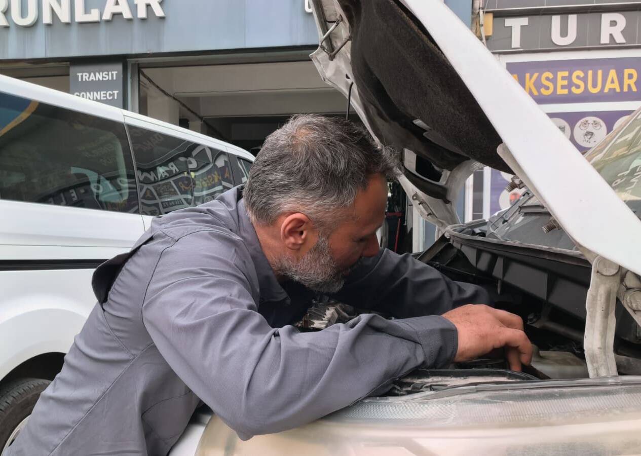 Bursa'da canını hiçe saydı! Arızayı tespit etmek için... 1 bursada akil almaz goruntuler arizayi tespit etmek icin cf1b3cf5829b