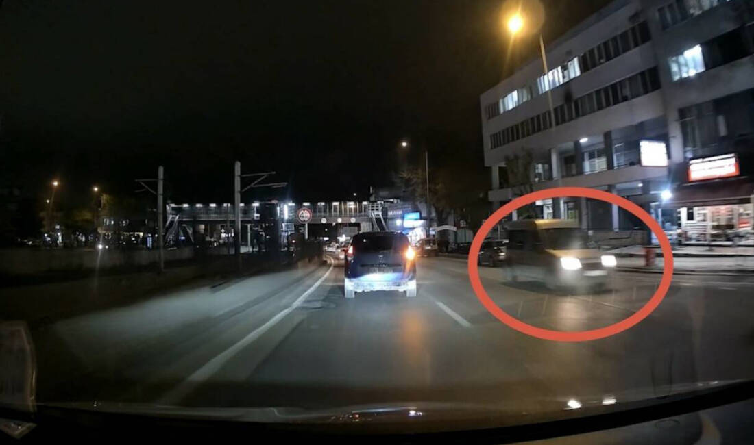 Bursa’da ters şeride giren hafif ticari araç, araç kamerasına yansıdı.