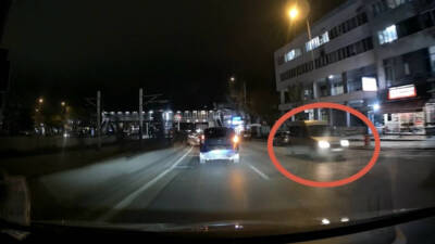 Bursa’da ters şeride giren hafif ticari araç, araç kamerasına yansıdı.