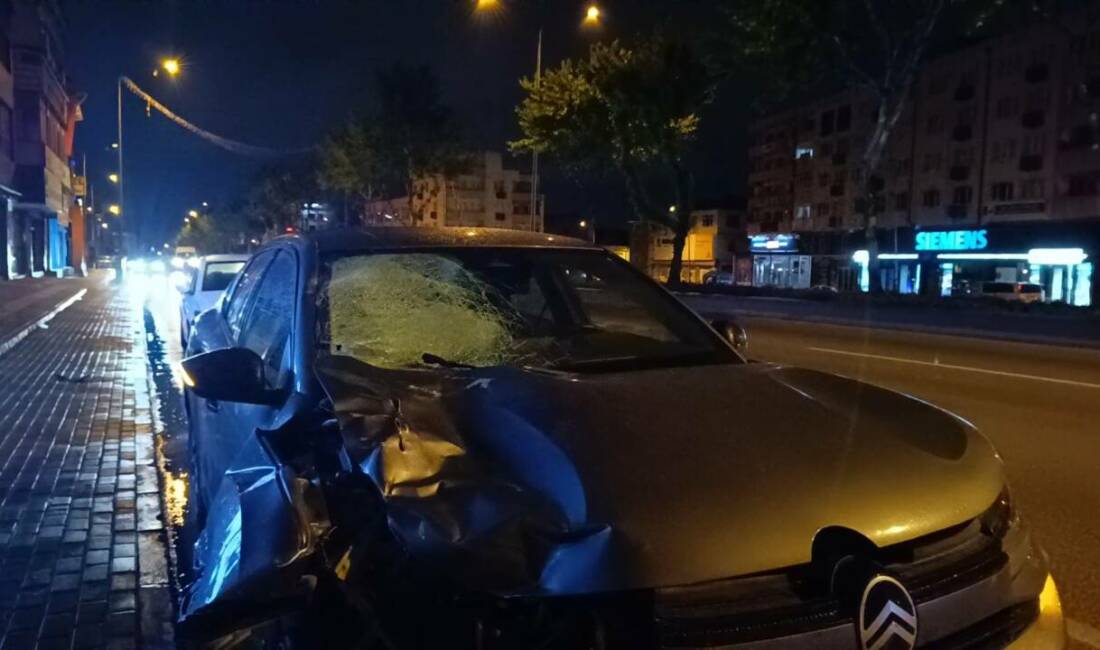 Bursa'nın Osmangazi ilçesinde yolun karşısına geçmeye çalışan M.B. (46), otomobilin