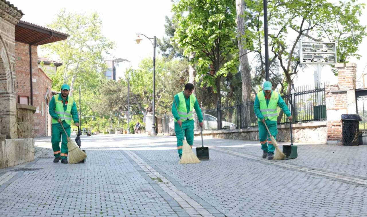 Bursa’da bahar temizliği: Dünyaca ünlü tarihi alanlara özel ekip... 7 bursada bahar temizligi dunyaca unlu tarihi alanlarina ozel ekip 32c048b1bcf3