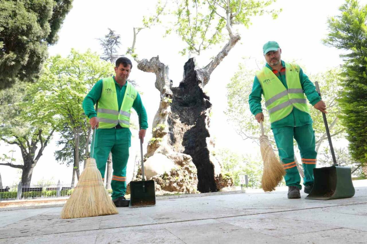 Bursa’da bahar temizliği: Dünyaca ünlü tarihi alanlara özel ekip... 4 bursada bahar temizligi dunyaca unlu tarihi alanlarina ozel ekip 99a65b47c94a