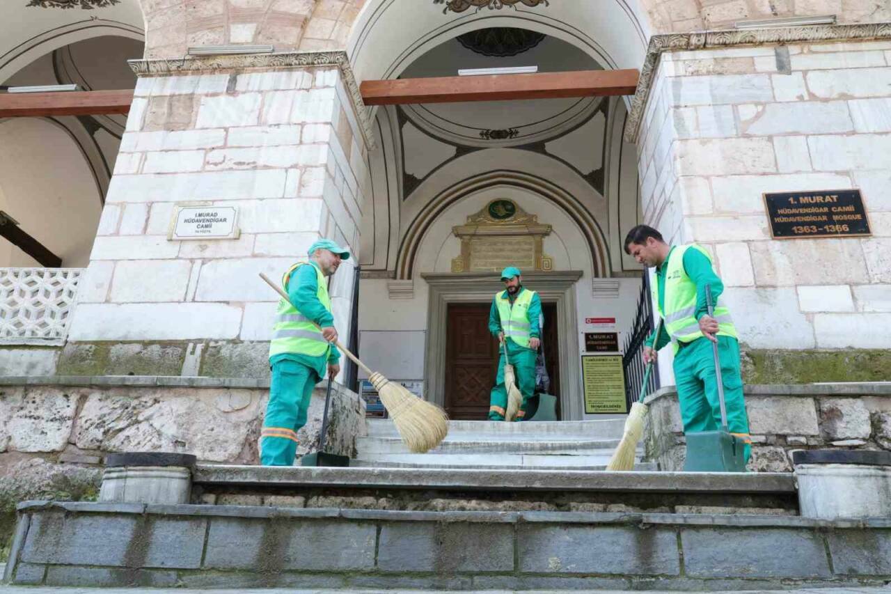 Bursa’da bahar temizliği: Dünyaca ünlü tarihi alanlara özel ekip... 3 bursada bahar temizligi dunyaca unlu tarihi alanlarina ozel ekip aadcd6211290